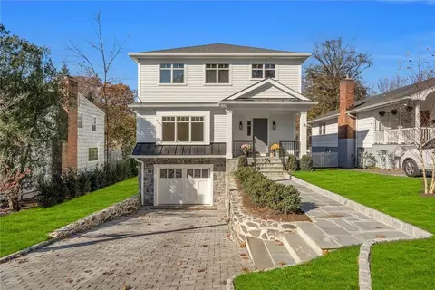 15 Holly Pl, Larchmont, NY 10538