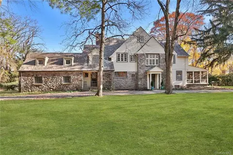225 Sickletown Rd, Clarkstown, NY 10994