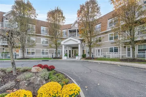205 Sutton Dr, Mount Kisco, NY 10549
