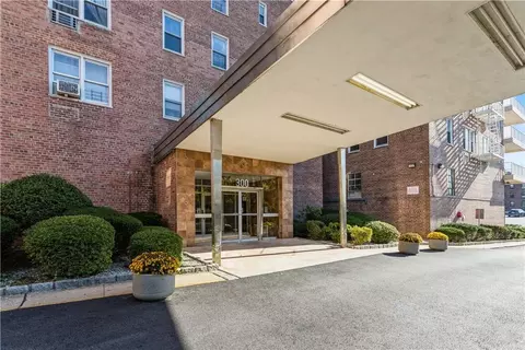 300 N Broadway #4N, Yonkers, NY 10701