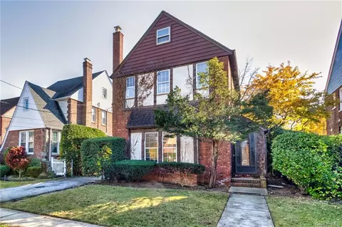 6 Dubonnet Rd, Valley Stream, NY 11581