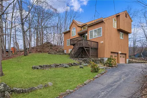 1 Dickerson Rd, Cortlandt, NY 10567
