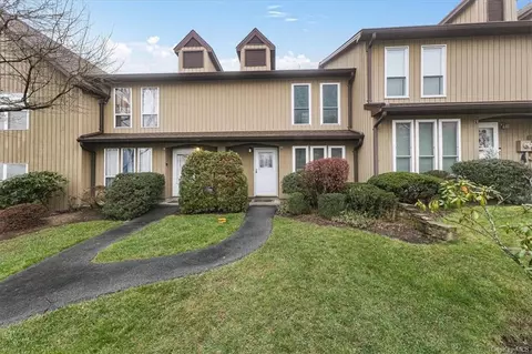 20 Brooke Hollow Ln, Peekskill, NY 10566