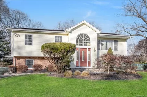 10 Grove Ct, Clarkstown, NY 10954