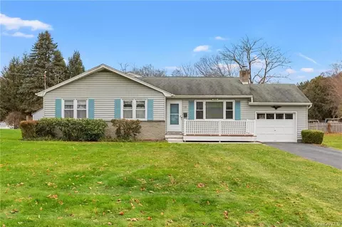10 Knollview Dr, Pawling, NY 12564