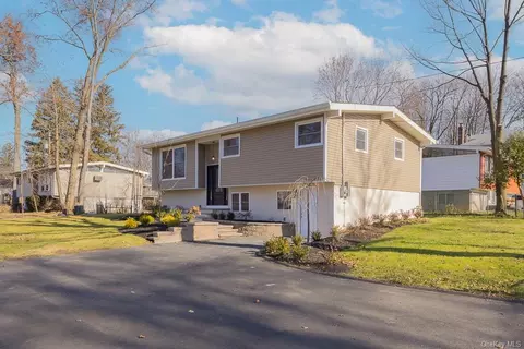 16 Smith Rd, Clarkstown, NY 10954