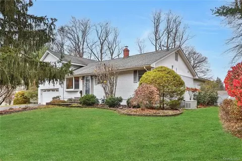 2 Iroquois Ave, Orangetown, NY 10964