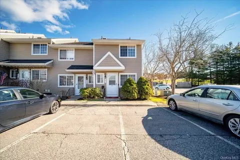 501 Covington Green Ln, Patterson, NY 12563