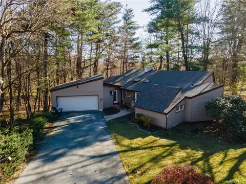2 Summit Ridge Rd, Newburgh, NY 12550