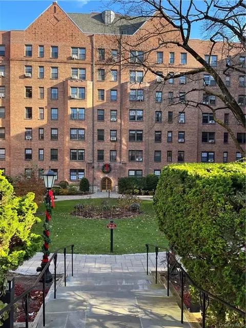174 Garth Rd #4R, Scarsdale, NY 10583
