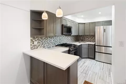 250 N Broadway #6J, Yonkers, NY 10701