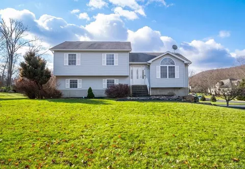 2 Liberty Dr, Woodbury Town, NY 10930