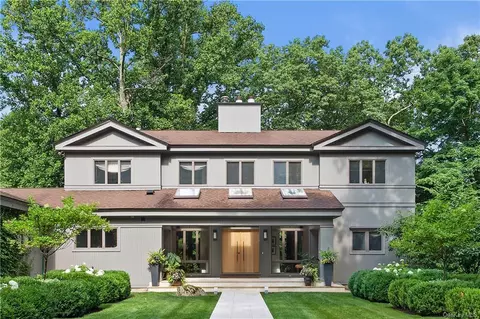 42 Neustadt Ln, New Castle, NY 10514