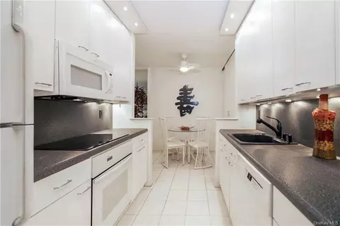200 High Point Dr #310, Greenburgh, NY 10530