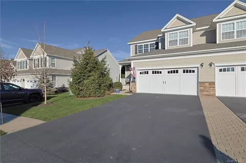 19 Evan Ct, Fishkill, NY 12524