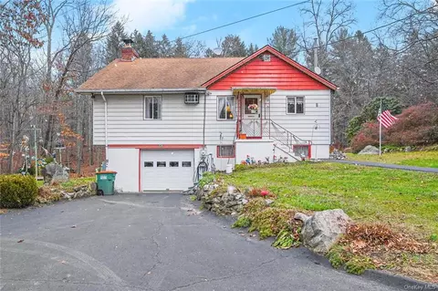 8 Dogwood Ln, Putnam Valley, NY 10579
