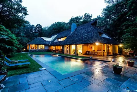 33 Mount Holly Dr, Rye, NY 10580