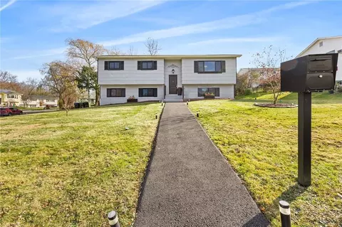 1 Twin Wells Ct, Wallkill, NY 10940