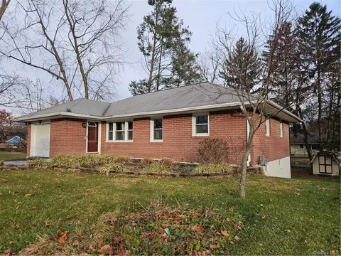 10 Briarwood Dr, Poughkeepsie, NY 12601