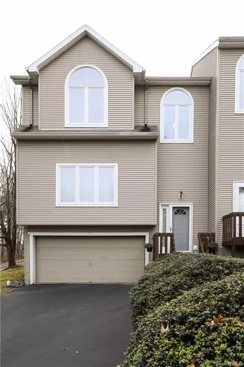 1 Horizon Ct, Woodbury Town, NY 10930