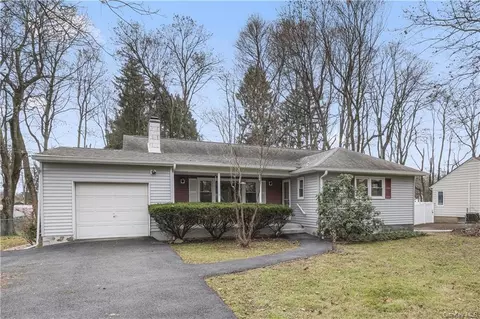 6 Hogan Dr, Poughkeepsie, NY 12603