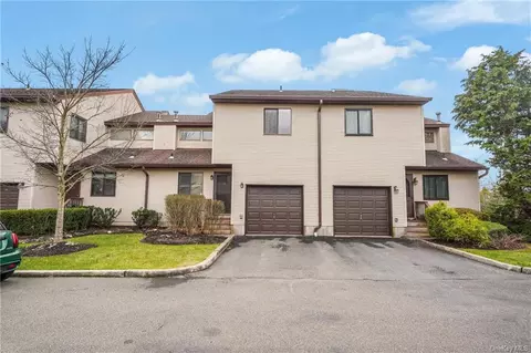 17 Ryan Ct, Clarkstown, NY 10954