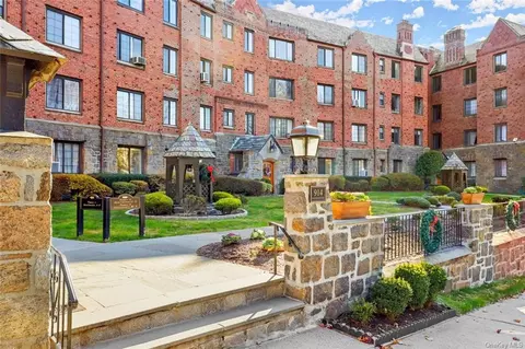 914 Wynnewood Rd #1M, Pelham, NY 10803