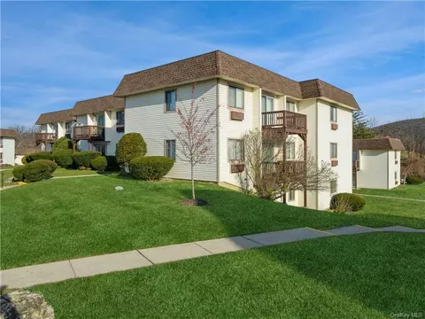 18 Village Park Dr #1F, Fishkill, NY 12524