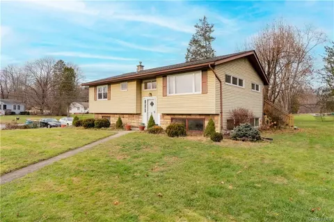 149 Meadow Ln, La Grange, NY 12603