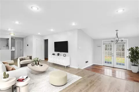 916 Amsterdam Ave, Patchogue, NY 11772