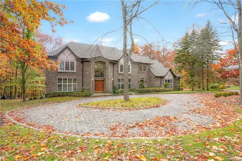 30 Benson Point Ct, Stony Point, NY 10980