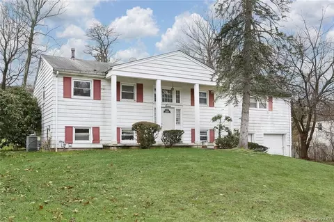 7 Yorkshire Dr, Ramapo, NY 10901
