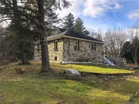 35 Dring Ln, Putnam Valley, NY 10579