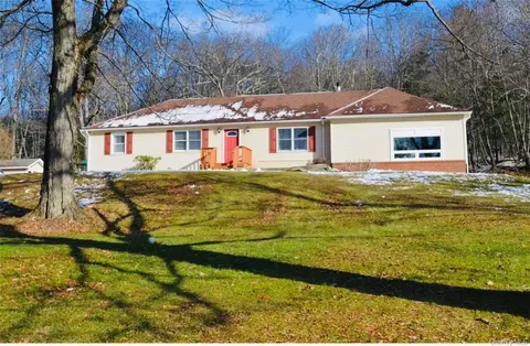 27 Cragsmoor Rd, Pine Bush, NY 12566