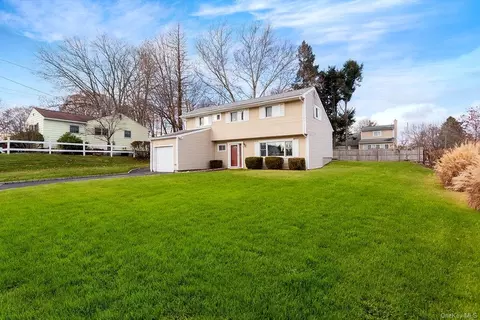 20 Carillon Rd, Southeast, NY 10509