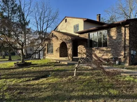 1 Edelweiss Ln, Clarkstown, NY 10920