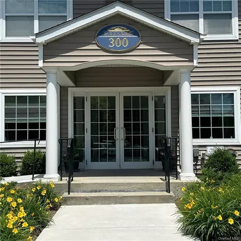 300 Woodcrest Ln #305, Mount Kisco, NY 10549