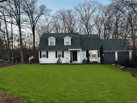 141 Pine Grove Rd, Mount Hope, NY 10940