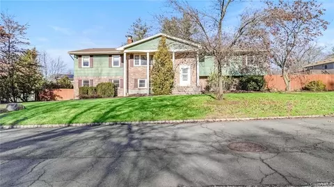 36 Seven Oaks Ln, Clarkstown, NY 10954