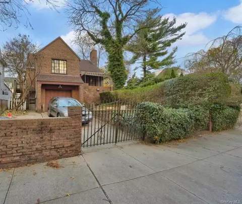 761 Oak Dr, New York, NY 10467