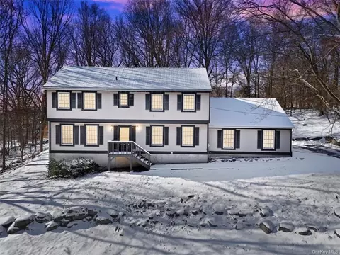 301 Meadowbrook Heights Dr, New Windsor, NY 12553