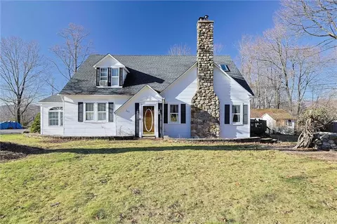 242 Estrada Rd, Woodbury, NY 10917