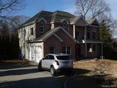 6 Landing Ln, Brookhaven, NY 11777
