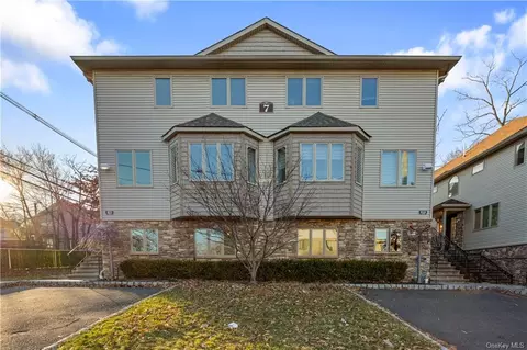 7 Paiken Dr #211, Ramapo, NY 10977