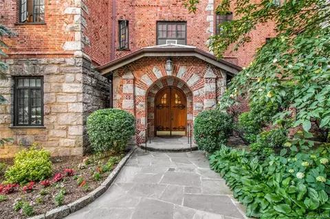 45 Pondfield Rd W #4B, Bronxville, NY 10708
