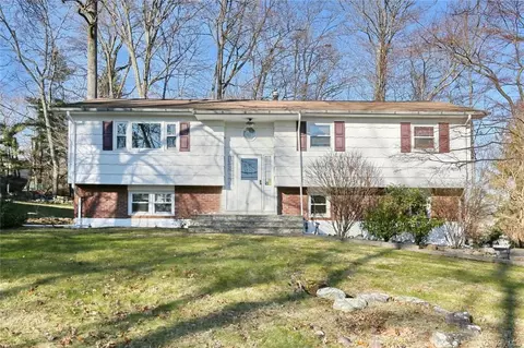21 Bender Rd, Clarkstown, NY 10956