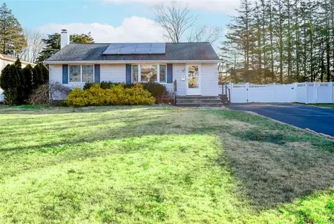 11 Myrtle Ln, Patchogue, NY 11772