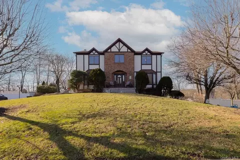 19 Nytko Dr, Pomona, NY 10970