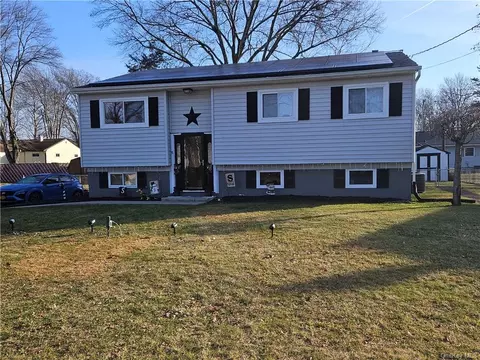10 Donner Dr, Walden, NY 12586