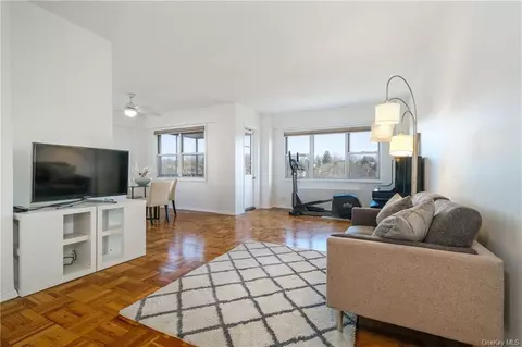 260 Garth Rd #8D4, Scarsdale, NY 10583